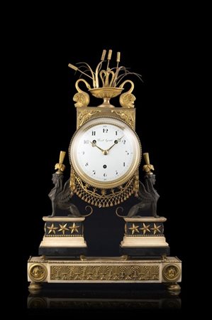 PERRET GENTIL
Pendola in marmo e bronzi dorati e patinati sorretto da due sfing