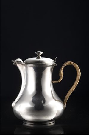 Teiera in argento con corpo piriforme e ansa rivestita in paglia. Ferrara, seco