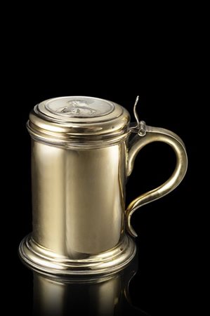 Tankard in vermeille a corpo liscio con coperchio decorato da medaglia commemor