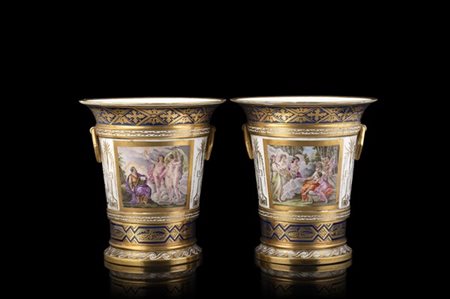 Manifattura francese, prima metà secolo XIX. Coppia di vasi biansati in porcell