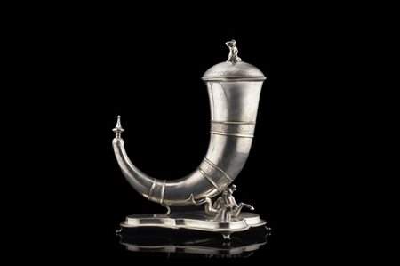 Centrotavola in argento a forma di cornucopia sorretta da animale fantastico. F