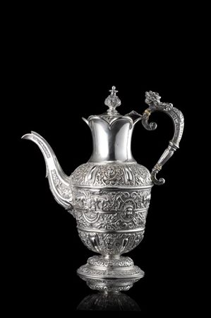 Caffettiera in argento con presa decorata a elementi vegetali, corpo interament