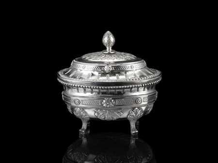 Zuccheriera in argento di forma bombata con presa a pigna, corpo sbalzato e cesellato a medaglioni