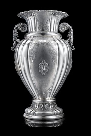 Vaso biansato in argento su base circolare con corpo costolato inciso a motivi