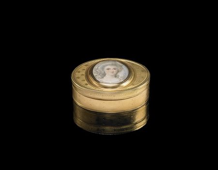 Tabacchiera in oro con corpo inciso a motivi stilizzati, coperchio decorato da