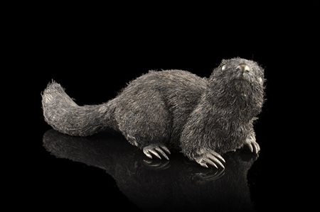 Argenteria Buccellati (attr.) Figura di castoro in argento con lavorazione a pe