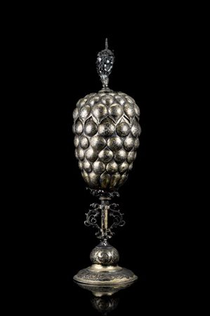 Coppa in vermeille decorato a baccellature, presa a fiori e volute stilizzate.