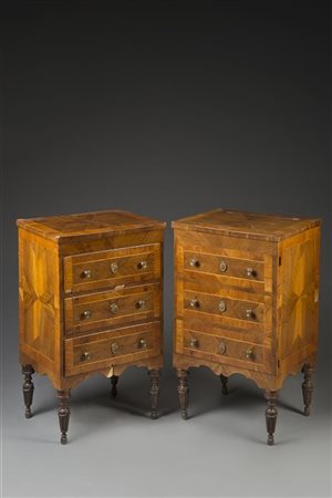 Coppia di mobili lastronati in ciliegio, uno a tre cassetti, l'altro con coperc