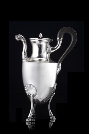 Caffettiera in argento a corpo liscio con ansa sagomata in legno e versatoio zo