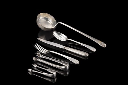 Parte di servizio di posate in argento composto da tredici forchette più una diversa