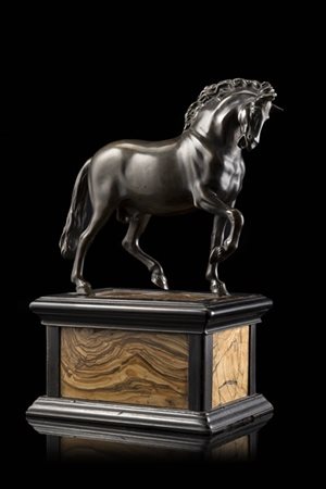 Antico cavallo in bronzo poggiante su base in legno ebanizzato e commessi in di