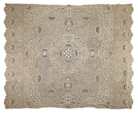 Tovaglia in pizzo al tombolo di Cantù decorata con serpentine legate da pontice