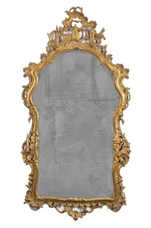 Specchiera di forma mossa in legno intagliato e dorato a motivi vegetali, fiori