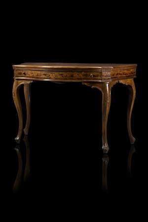 Consolle di forma mossa in noce ad un cassetto sottopiano, fascia lastronata e