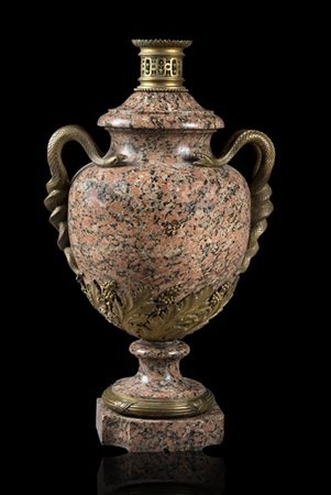 Vaso biansato in granito di Baveno con montature in bronzo dorato