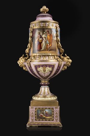Manifattura di Vienna, secolo XIX/XX. Vaso a balaustro in porcellana con coperc