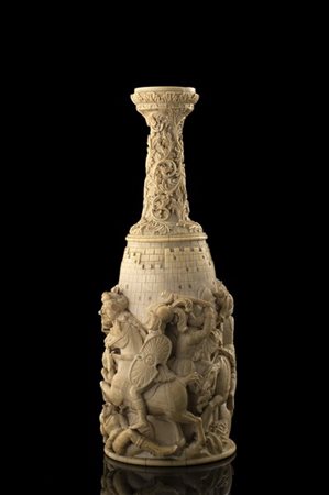 Arte del secolo XIX. Vaso a bottiglia in avorio scolpito ed inciso nel collo a