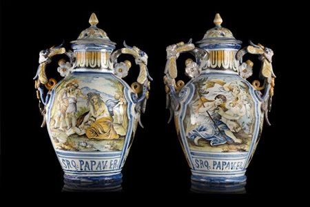 Manifattura del secolo XIX. Coppia di vasi biansati in maiolica decorata in pol