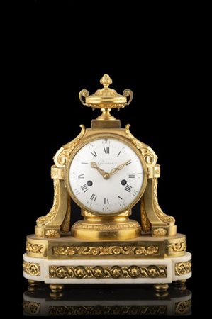 ANONIMO, Francia
Pendola da appoggio in marmo bianco e bronzo dorato attribuibi