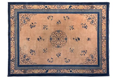 Tappeto Pekino, Cina, prima metà secolo XX.
Decoro con medaglione circolare nei