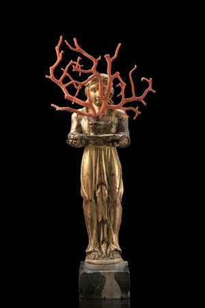 Arte del secolo XIX. Scultura in legno dorato raffigurante vestale con vassoio