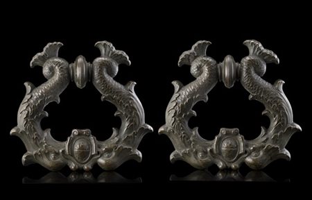 Coppia di antichi battenti da portone in bronzo raffiguranti delfini con al cen