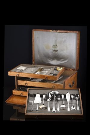 Servizio di posate in argento composto da: diciannove posate da portata