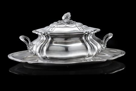 Zuppiera biansata in argento di forma mossa con vassoio, presa a guisa di carci