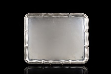 Vassoio di forma rettangolare in argento con bordo scanalato. Titolo 800 (cm 56