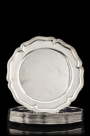 Gruppo di dodici sottopiatti in argento con bordo mistilineo scanalato. Titolo