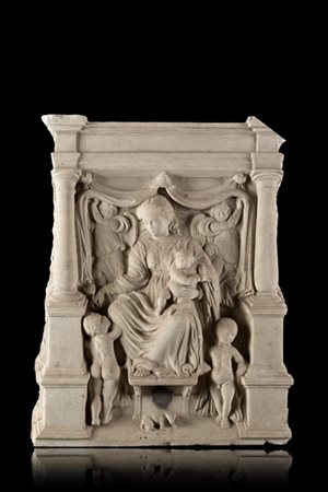 Bassorilievo in marmo raffigurante Madonna con Bambino su trono, circondata da