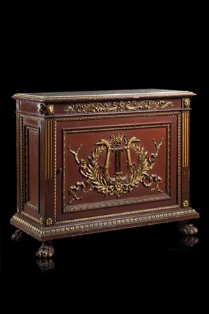 Stipo ad un'anta in legno laccato rosso riccamente intagliato e dorato a palmet