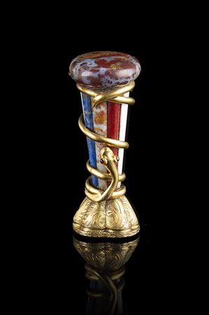 Sigillo in pietre dure con corpo decorato da serpente avviluppato in oro. Ameti