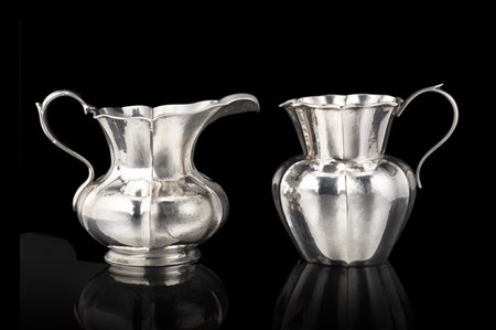 Lotto composto da due brocche in argento martellato e costolato. Titolo 800 (h.
