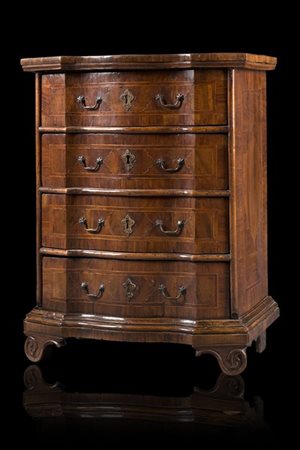 Comodino ad inginocchiatoio con fronte mosso lastronato in noce e radica e file