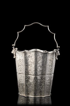 Cestello portaghiaccio in argento di forma sagomata bulinato 