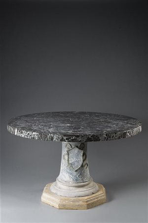 Grande e importante tavolo tondo con piano in marmo rosso levanto, montante tor