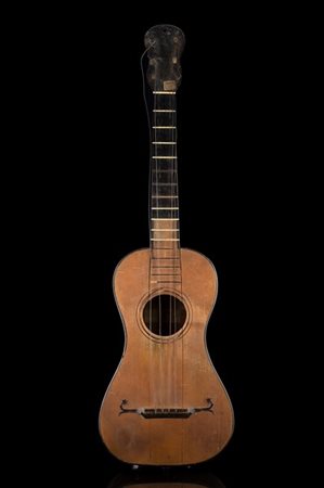 Chitarra di Carlo Guadagnini, Torino 1819 
Cassa in legno di pero, tavola in ab