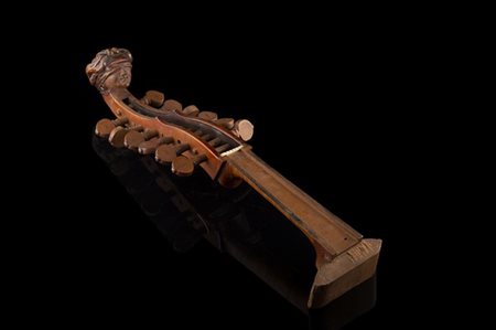 Testa di viola d'amore di autore italiano, 1960-70 ca.
In legno di acero, 6 cor