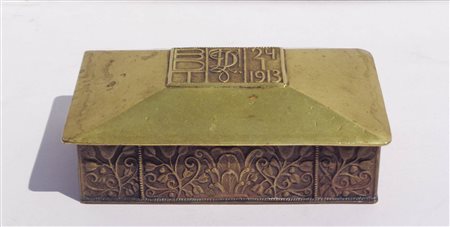 Scatola in stile liberty, 1913; Ottone Monogramma e data