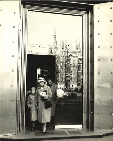 Mario De Biasi (1923-2013)  - Il Duomo in vetrina, anni 1960/1970