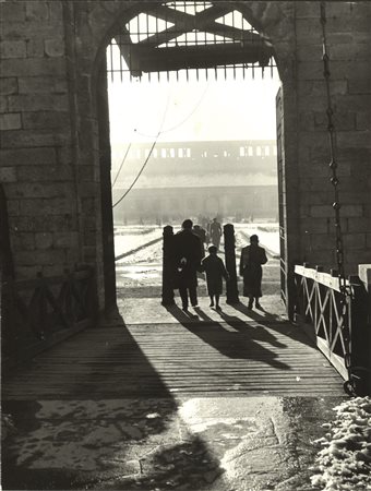 Mario De Biasi (1923-2013)  - Castello sforzesco, anni 1960