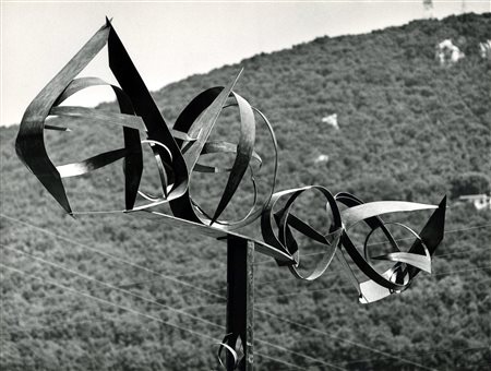 Ugo Mulas (1928-1973)  - Spoleto, "Il dono di Icaro" of Beverly Pepper, 1962