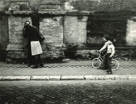 Mario Dondero (1928-2015)  - Untitled (Kiss), 1963