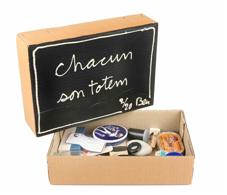 BEN VAUTIER Chacun son totem 1990 scatola con oggetti vari cm 23 x 33 x 8...