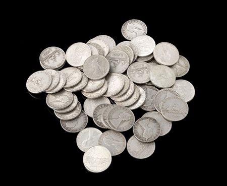 Scatola in latta contenente centotredici monete da cinquecento lire in argento