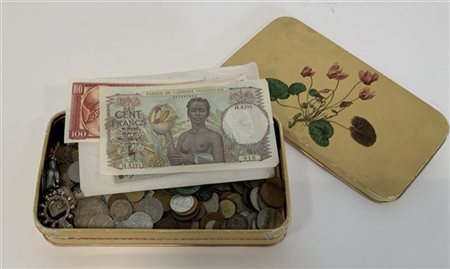 Scatola in latta contenente numerose monete e banconote di diverso conio ed epo