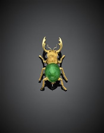 Spilla in oro giallo e smalto verde guilloché a guisa di cervo volante, due gem