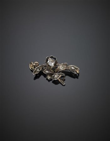 Spilla/centrale in oro 333/1000, argento e diamanti irregolari mezza rosetta, g
