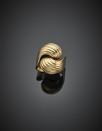 Anello in oro giallo rigato, g 14,50 circa misura 16/66. Iscritto all'interno G